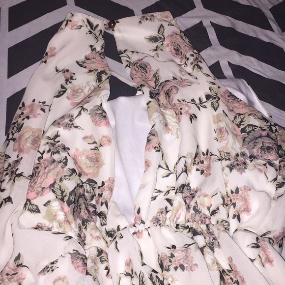 Beautiful dress - Picture 2 of 6